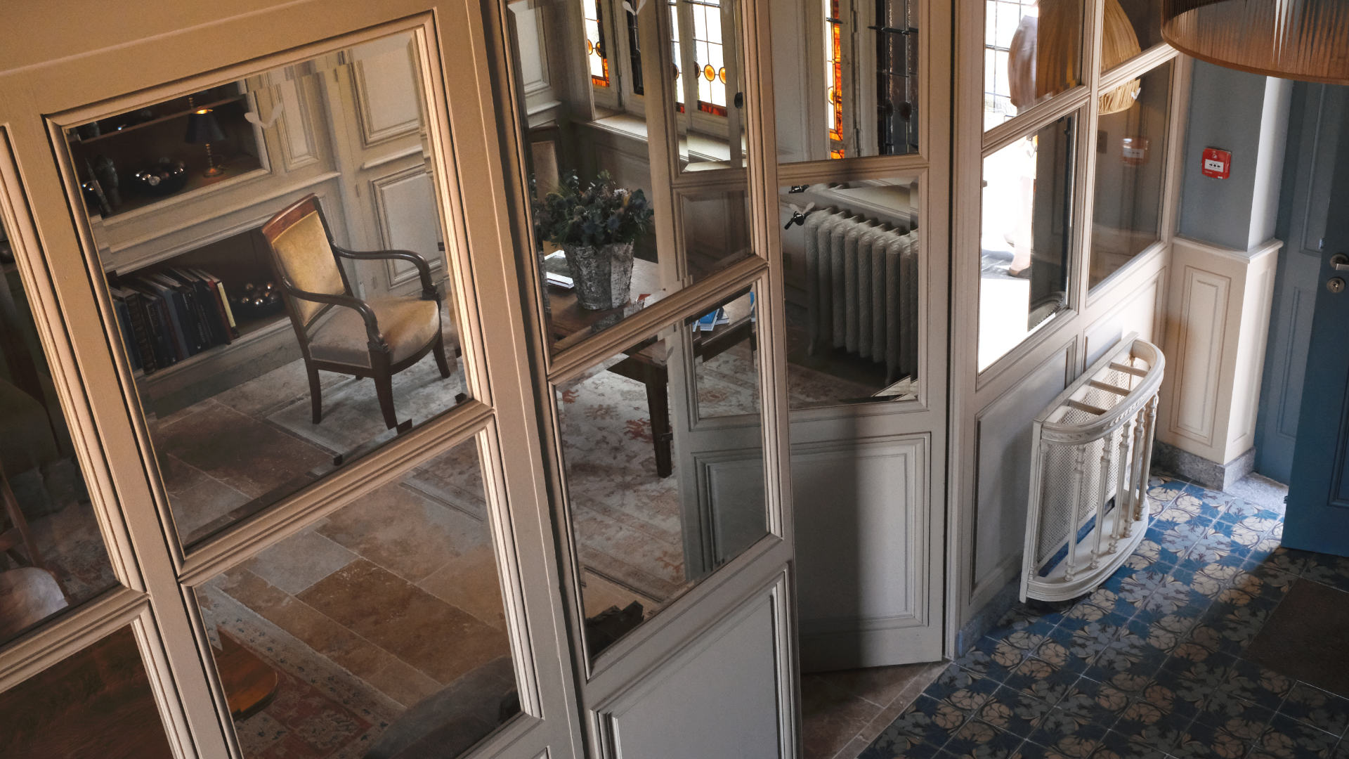 SALON%26ENTRANCE%20FROM%20STAIRCASE